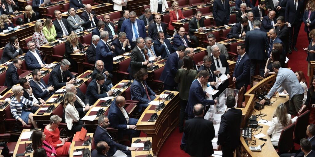 Ορκίστηκε η “βουλή της μίας ημέρας” Ορκίστηκε πρόεδρος και αντιπρόεδροι της Βουλής