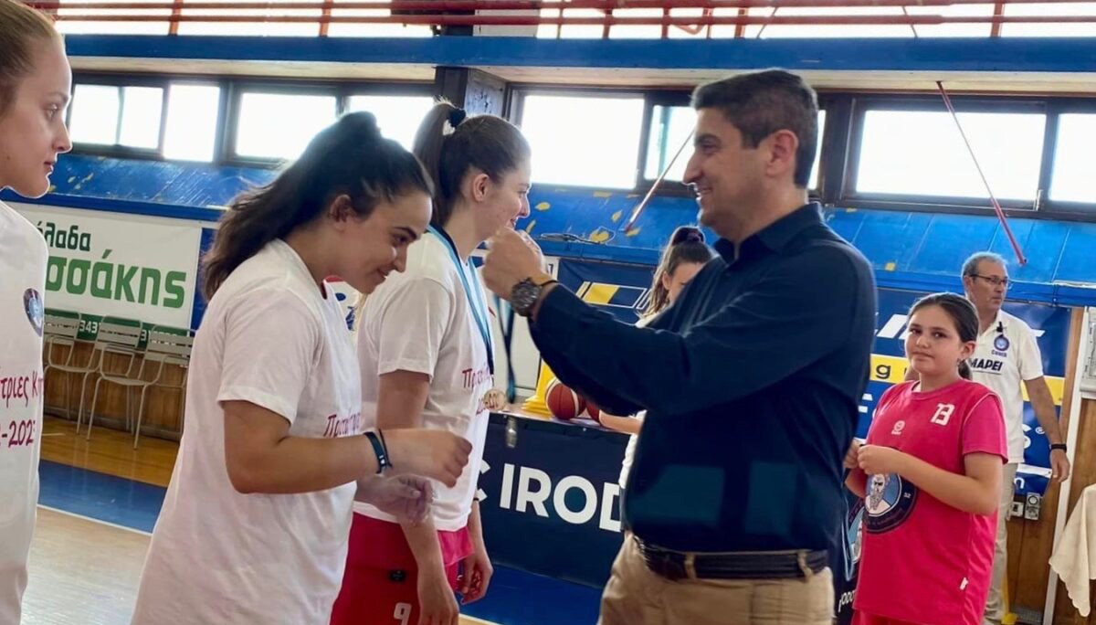 Βράβευσε τις πρωταθλήτριες  ο Αυγενάκης