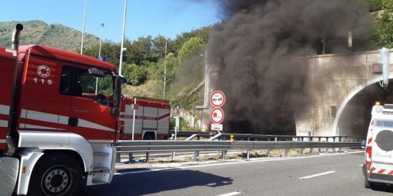 Φωτιά λεωφορείου κοντά στη Γένοβα