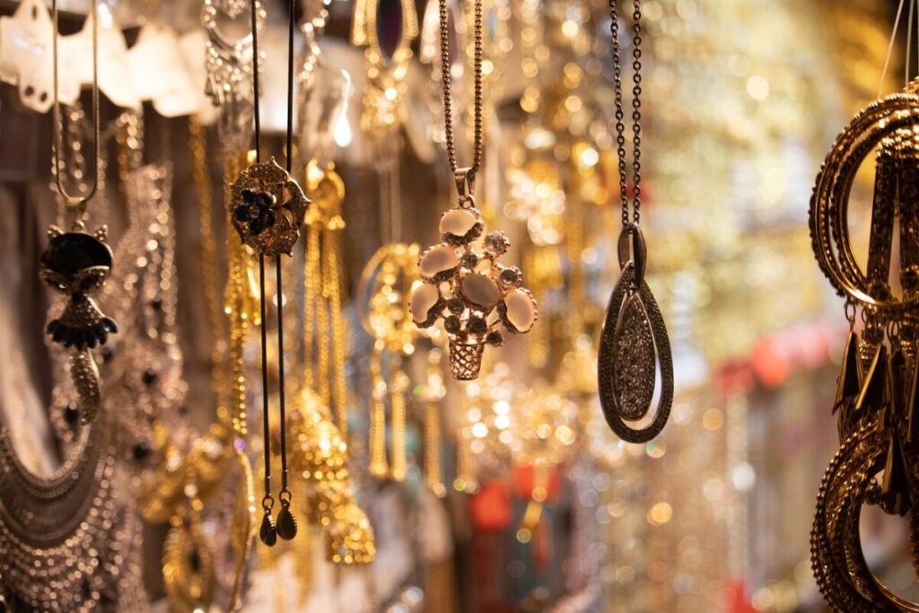 Έκλεψαν κοσμήματα και αναζητούνται