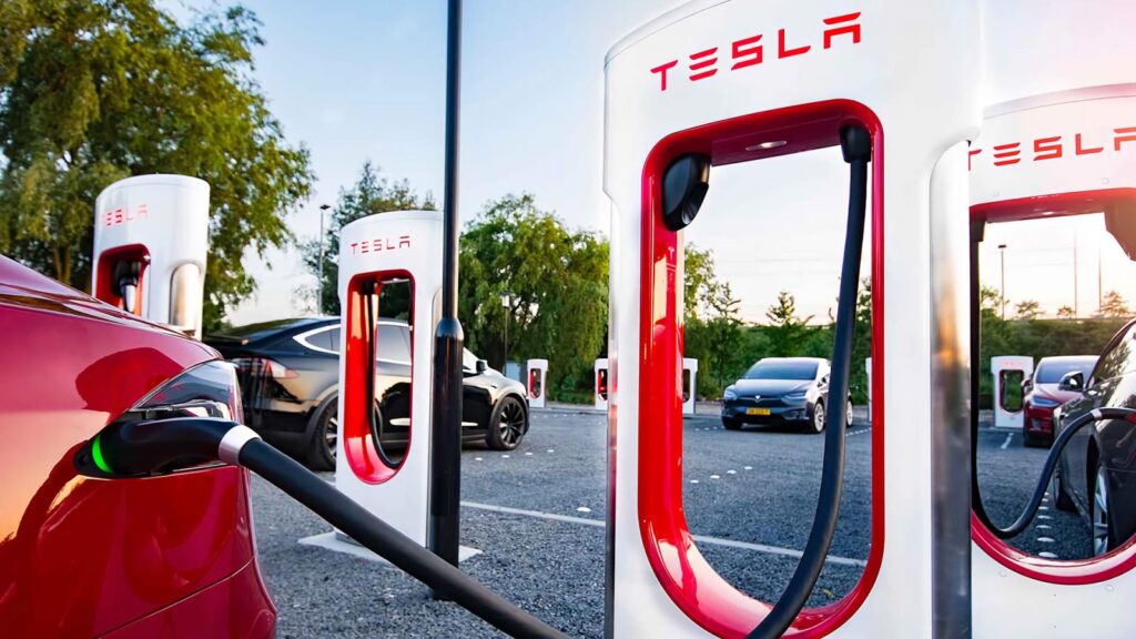Γεμίζει με ταχυφορτιστές την Ελλάδα η Tesla