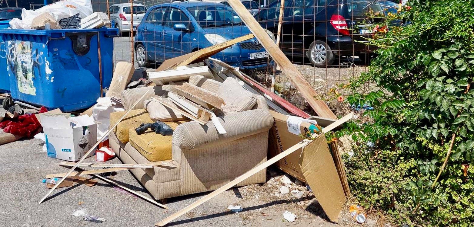 Εικόνες χάους και βρωμιάς στα προάστια της πόλης (photos)