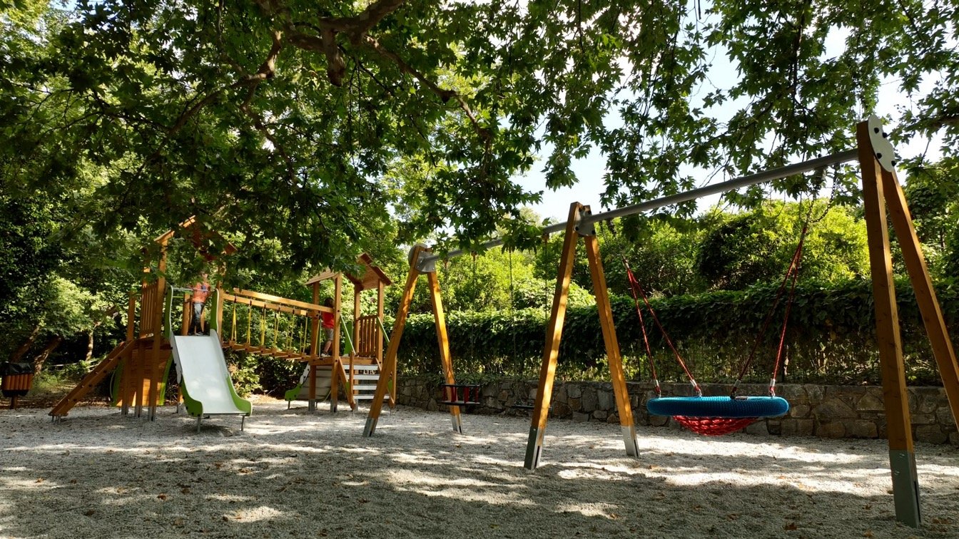 Νέα σύγχρονη παιδική χαρά στο Φόδελε (photos + video)