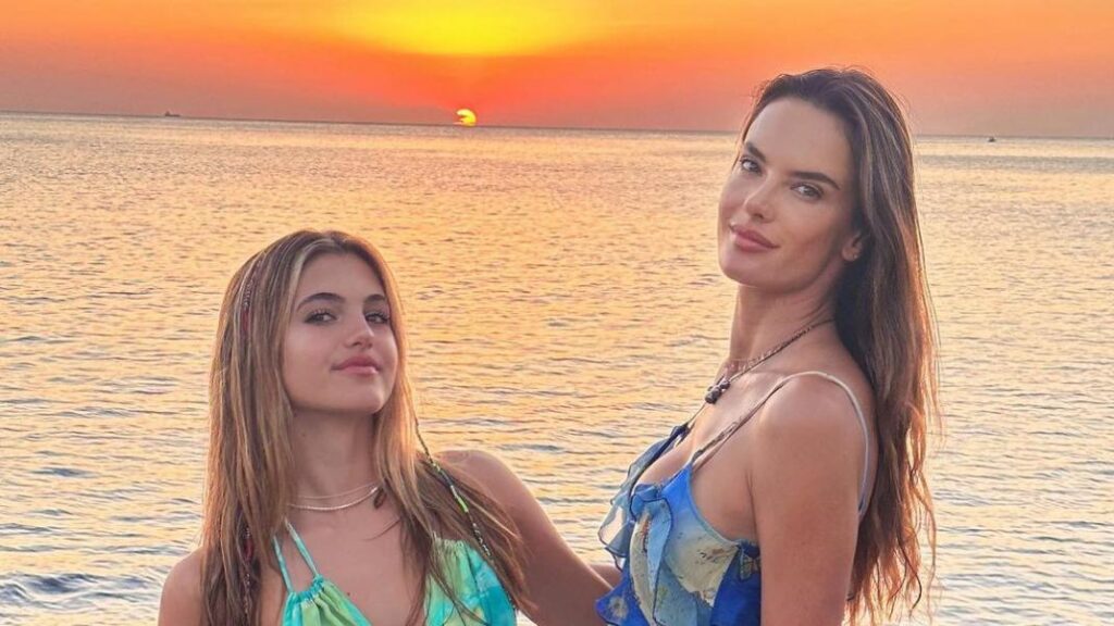 H Αλεσάντρα Αμπρόσιο με την 15χρονη κόρη της -Ποζάρουν με φόντο το ηλιοβασίλεμα