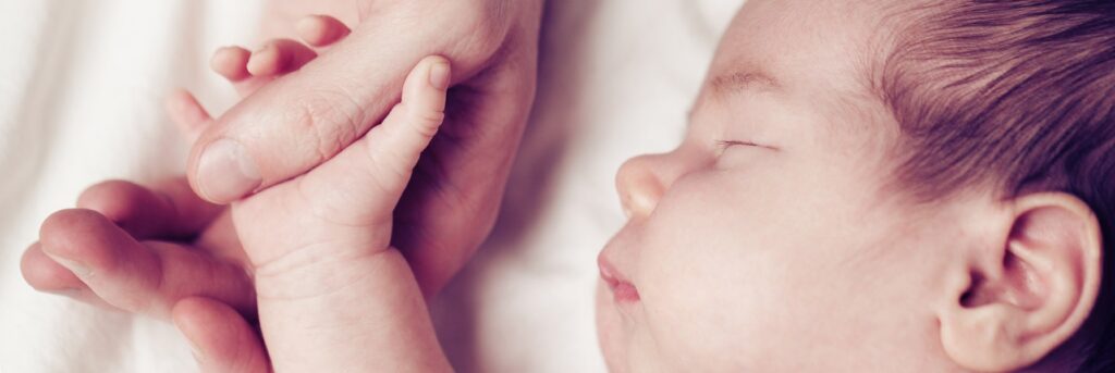 Υποθέσεις παράνομων υιοθεσιών μέσω κέντρου γονιμότητας στην Κρήτη ελέγχουν οι Αρχές