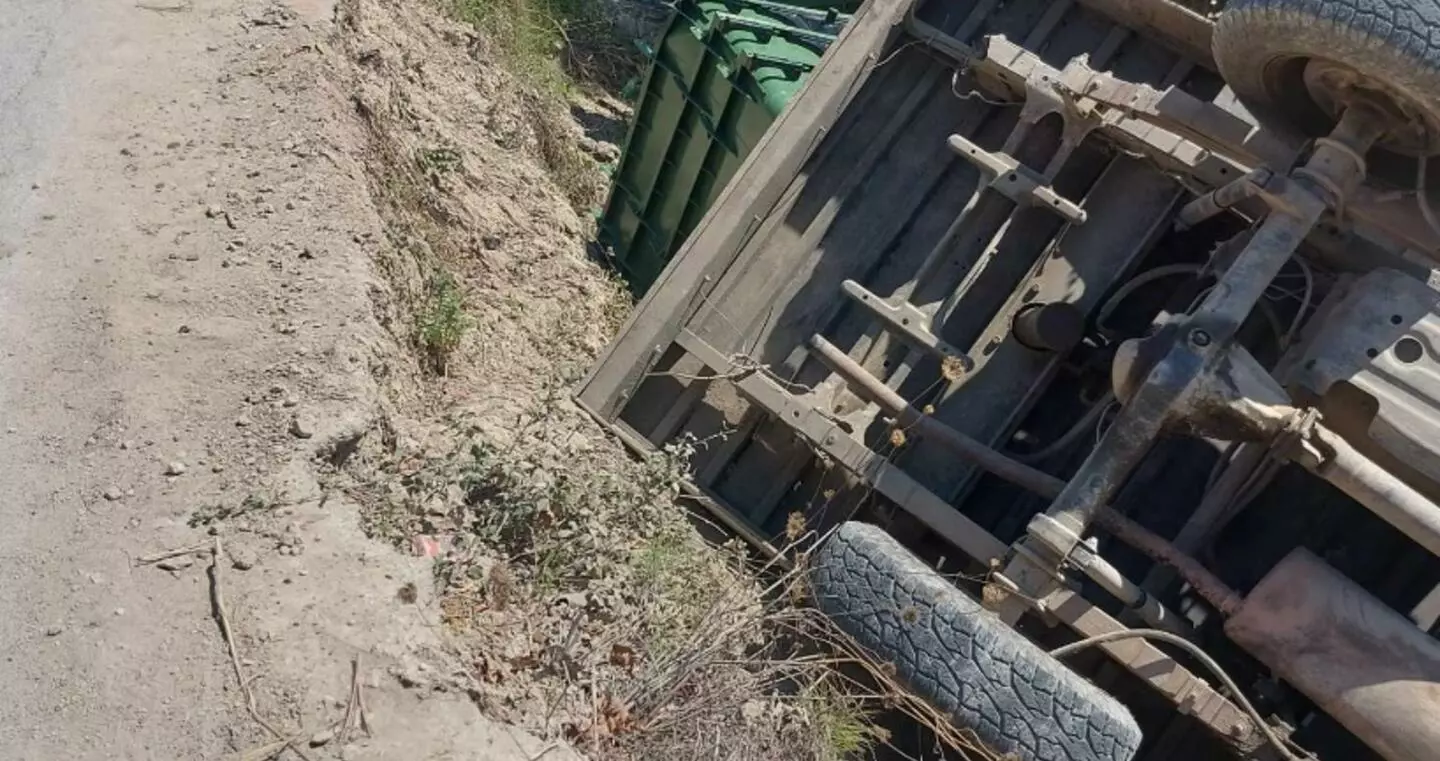 Έπεσε σε χαντάκι όχημα του Δήμου (photos)