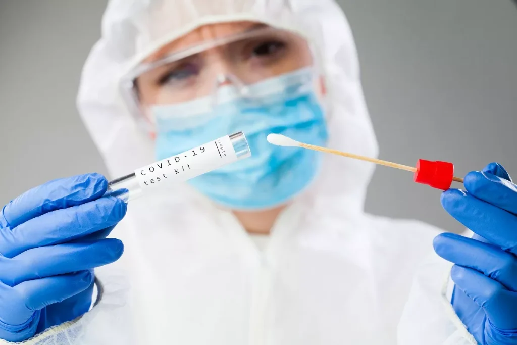 Νεά υποπαραλλαγή κορωνοϊού στην Κρήτη – Ανησυχία για τον χειμώνα