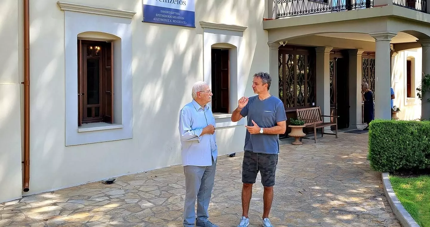 Ιδιωτική επίσκεψη στο σπίτι του Βενιζέλου από τον πρωθυπουργό
