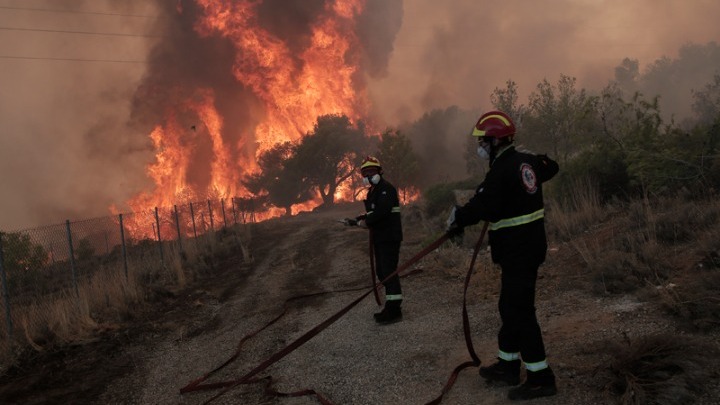Mάχη με τις φλόγες στη περιοχή της Φυλής – Προσπάθειες να μην κατευθυνθεί η πυρκαγιά προς την κορυφογραμμή της Πάρνηθας