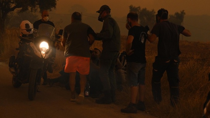 Εκκενώνονται το νοσοκομείο και ακόμη 8 οικισμοί του δήμου Αλεξανδρούπολης – Μεταφορά ασθενών σε πλοίο και ηλικιωμένων σε δομές της Μητρόπολης