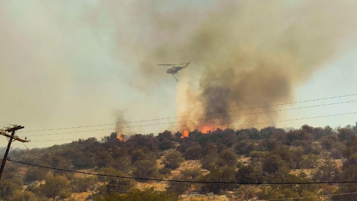Ένας νεκρός στον Πρόδρομο Βοιωτίας – Μεγάλο το μέτωπο της πυρκαγιάς