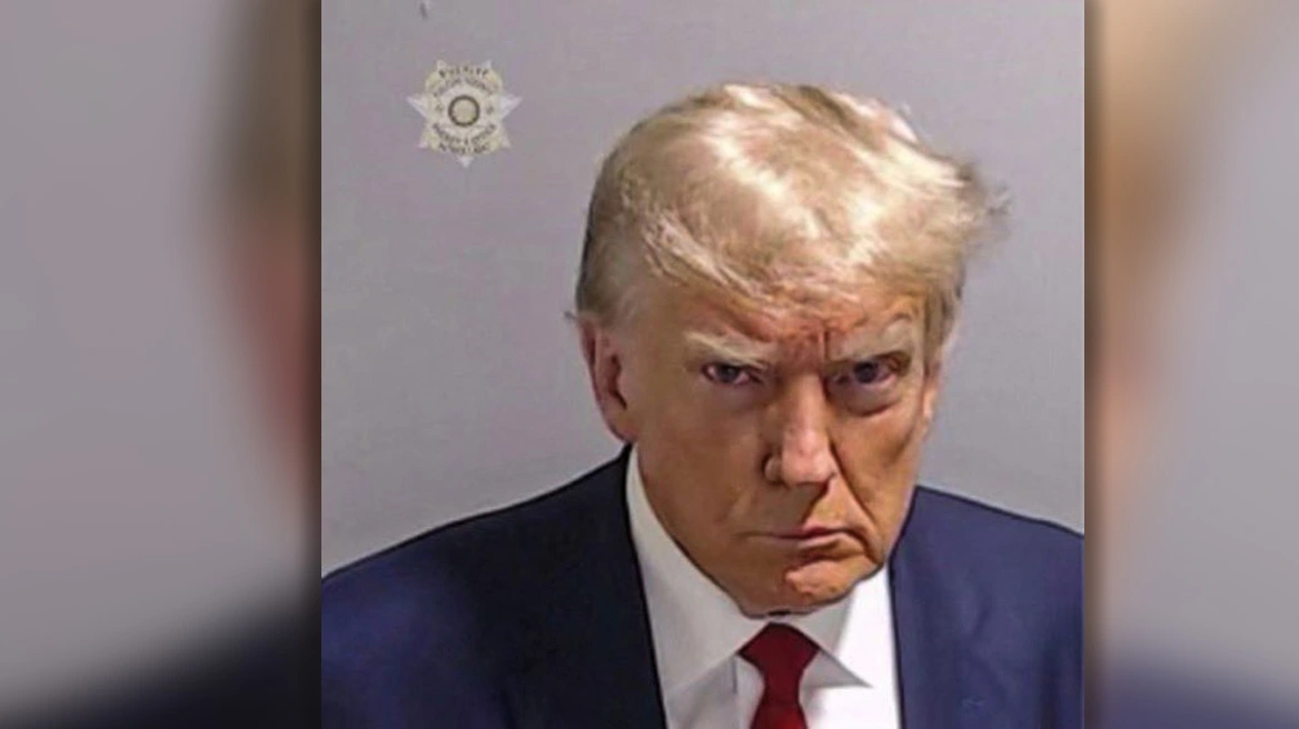 Ο Τραμπ μετατρέπει τη φωτογραφία από τη φυλακή σε όπλο επικοινωνιακής πολιτικής