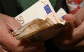 Τον έπιασαν με τα προσημειωμένα χαρτονομίσματα