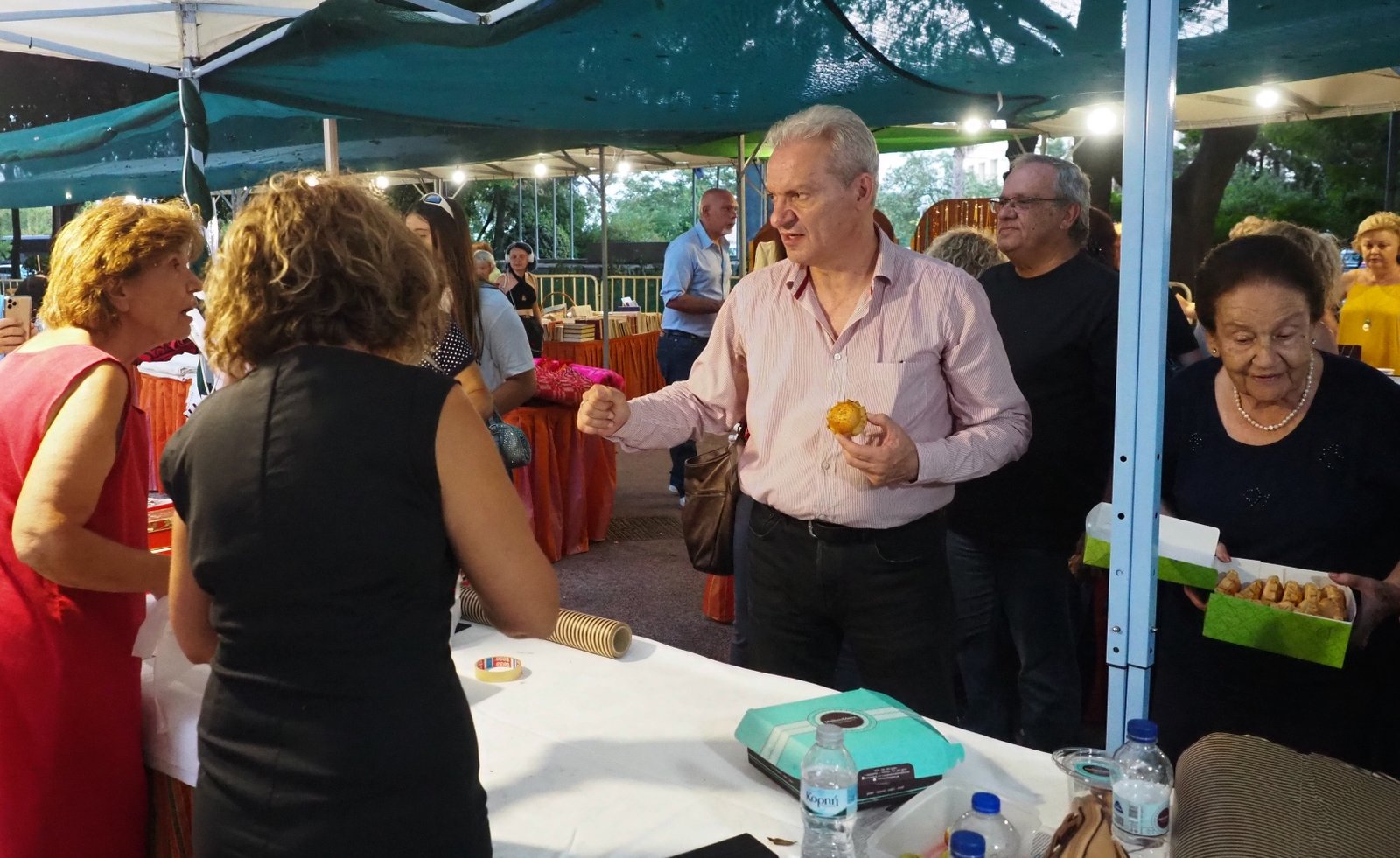 Στο παζάρι “Δεύτερο χέρι” ο Αλέξης Καλοκαιρινός