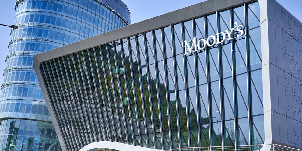 Moody’s: Aναβάθμιση του αξιόχρεου της Ελλάδας κατά δυο βαθμίδες, σε Ba1 από Ba3