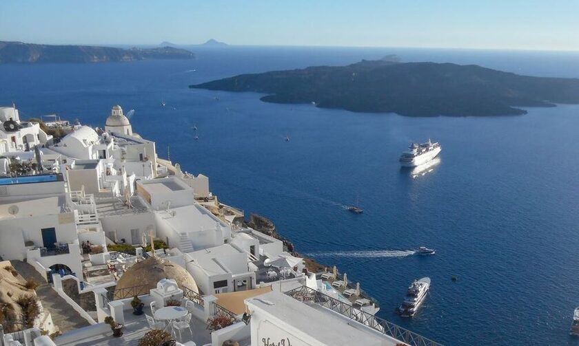 Σπείρα “ξάφριζε” τουρίστες στη Σαντορίνη