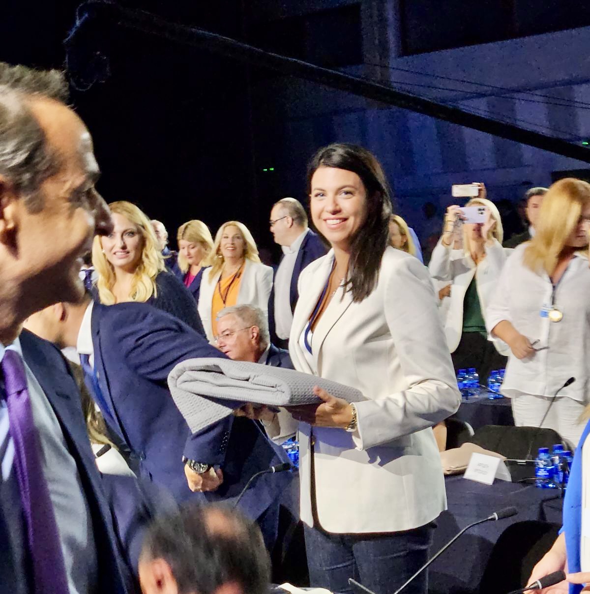 Με … κουβέρτες στη συνέντευξη Τύπου του πρωθυπουργού