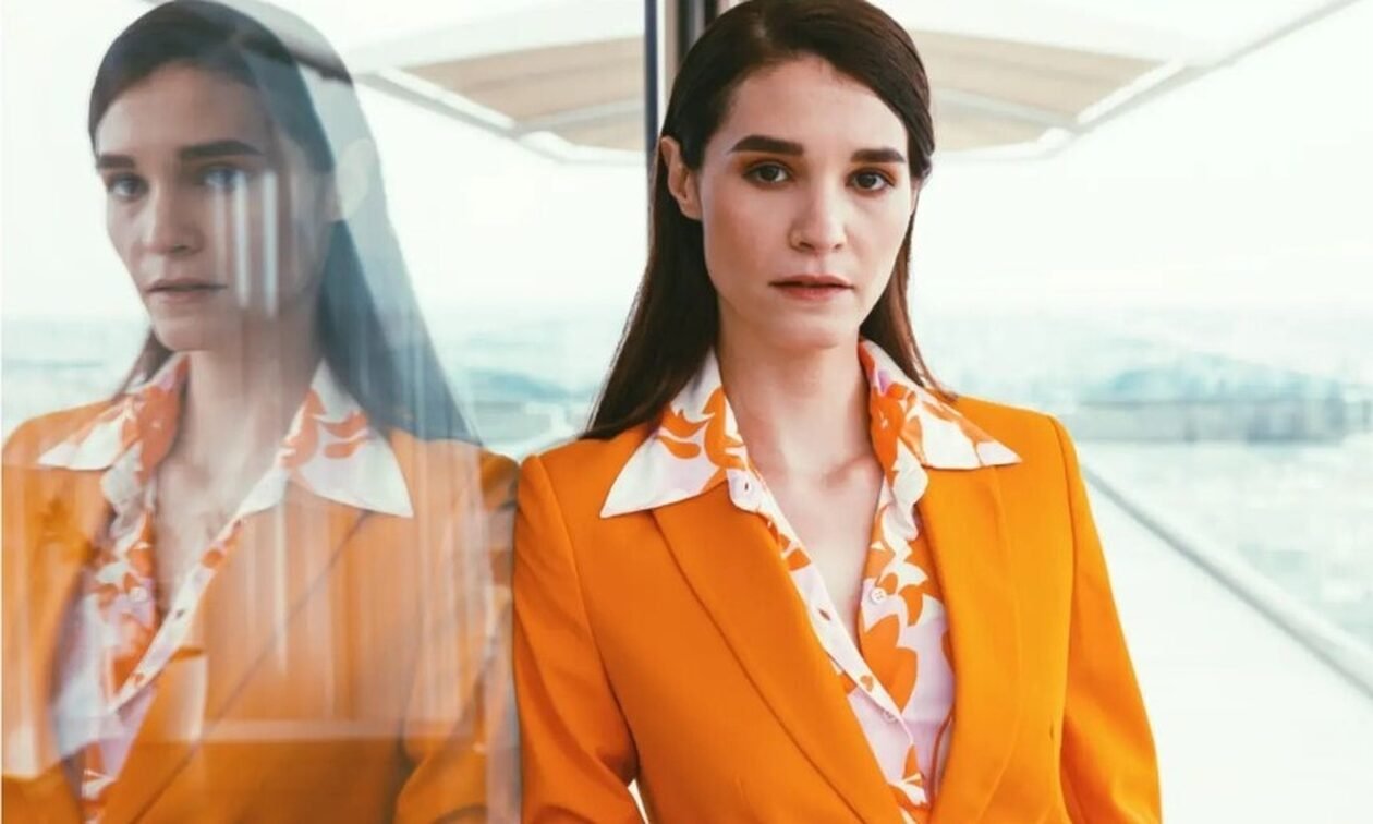 Εισβάλει στο “Σασμό” η γυναίκα με το διπλό πρόσωπο