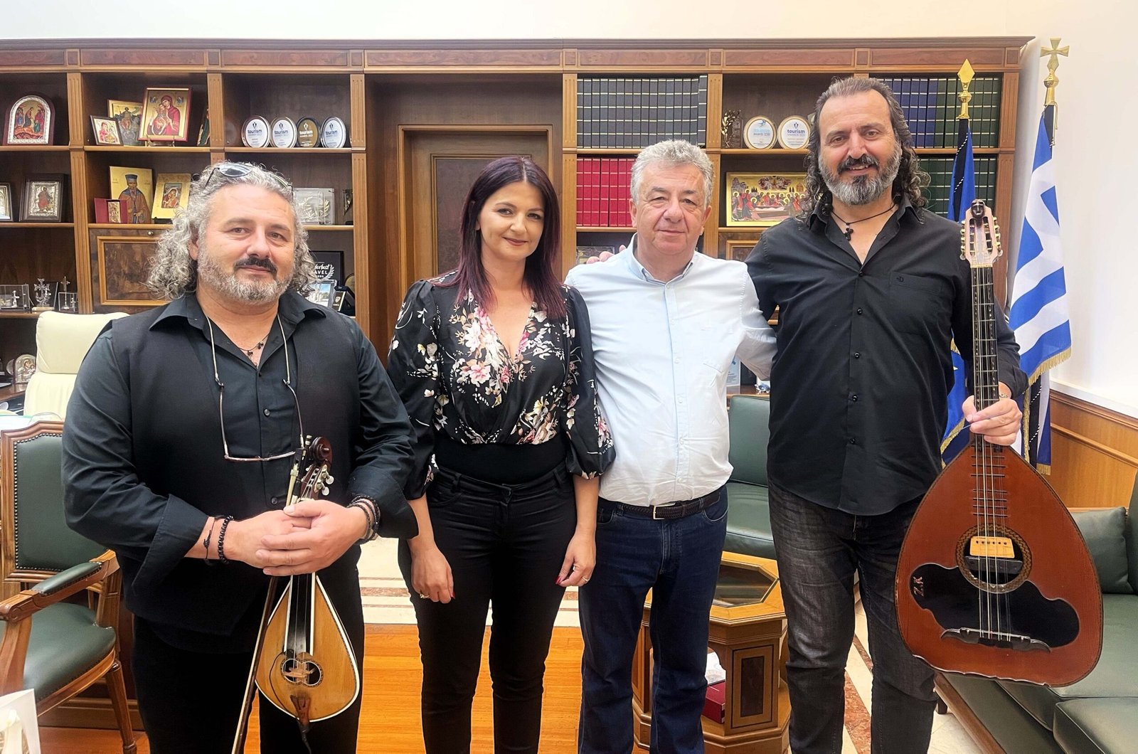 Ευχήθηκαν στον Περιφερειάρχη με λύρες και λαούτα