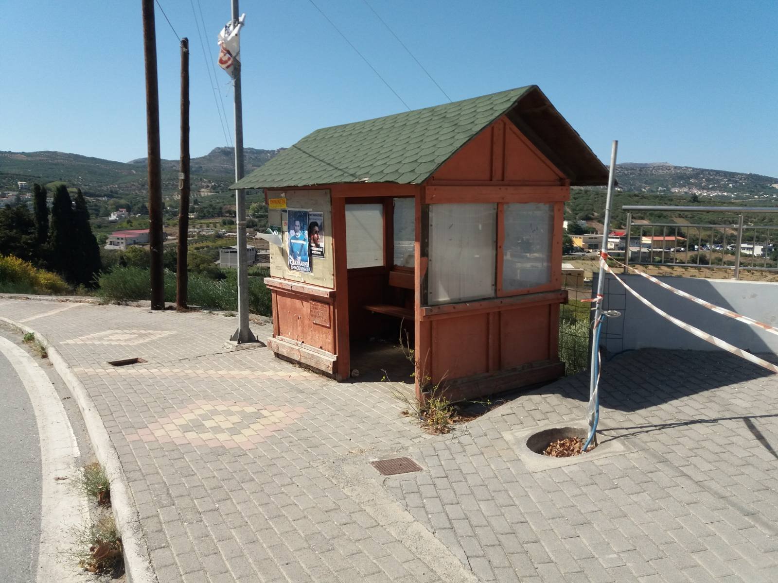 Έπεσε στο κενό πίσω από τη στάση