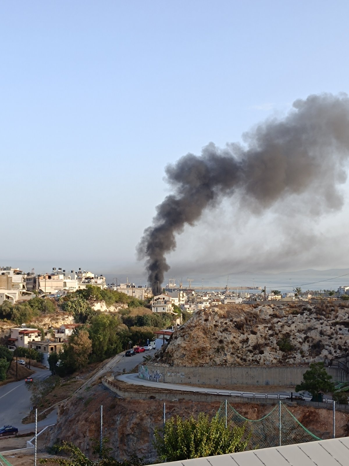Συναγερμός από φωτιά στον Κατσαμπά (photos)