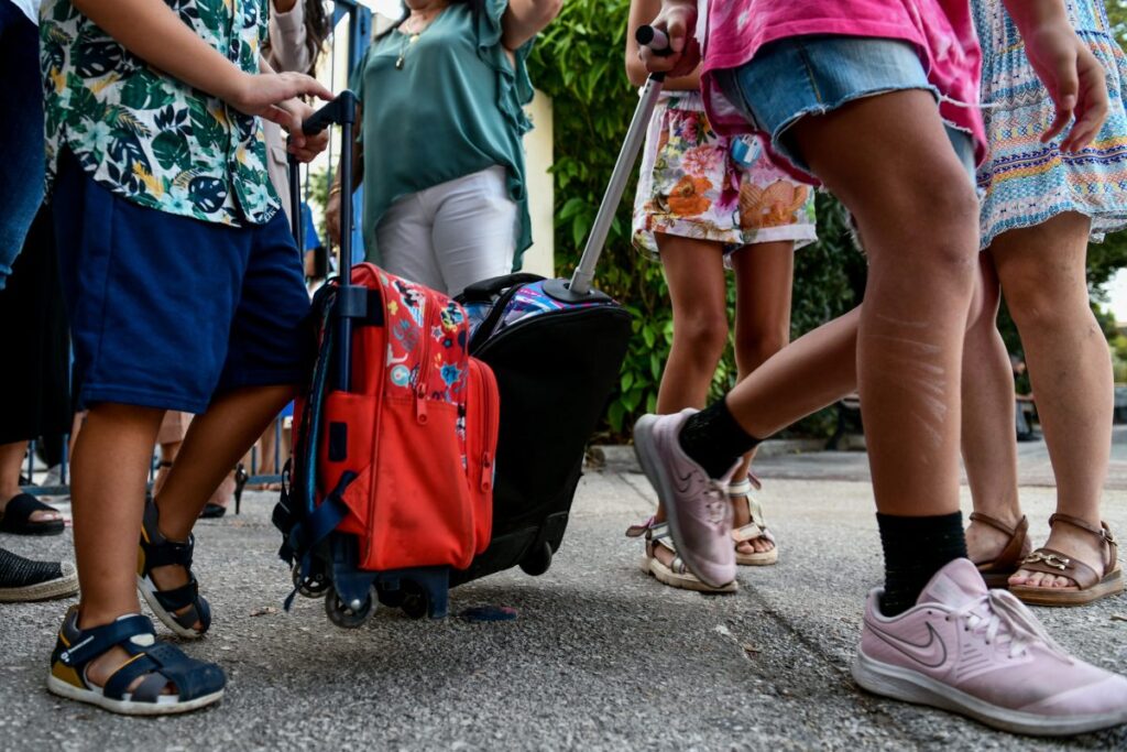 Νομικό ζήτημα για τους συνοδούς σε εκδρομές θέτει η ΕΛΜΕ