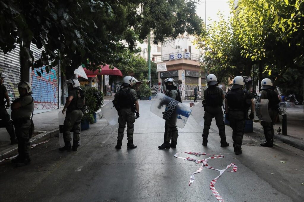 Εξάρχεια: Επίθεση σε αστυνομικούς