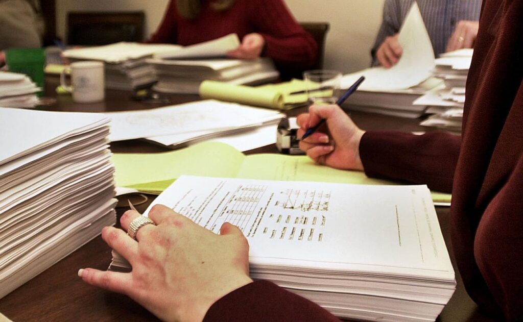 Απ’ ευθείας από τραπεζικούς λογαριασμούς και χωρίς προειδοποίηση θα εισπράτουν οφειλές οι Δήμοι