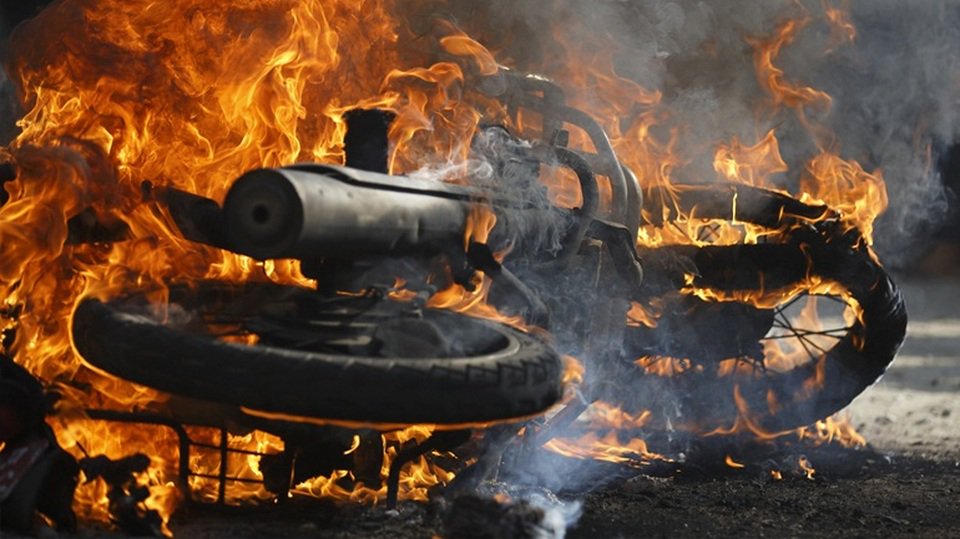 Έπιασαν τον άνδρα που έκαψε το μηχανάκι