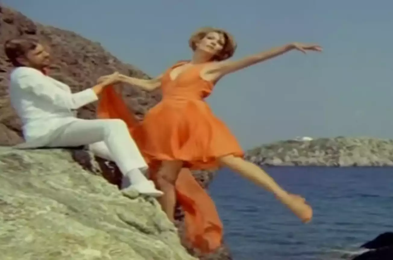 Με γοργόνες και μάγκες αποχαιρέτησε τη Χρονοπούλου ο Λάκης Κομνηνός