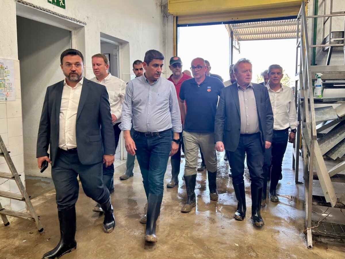 Στη Θεσσαλία συνοδευόμενος από τον Λευτέρη Αυγενάκη ο Επίτροπος Γεωργίας