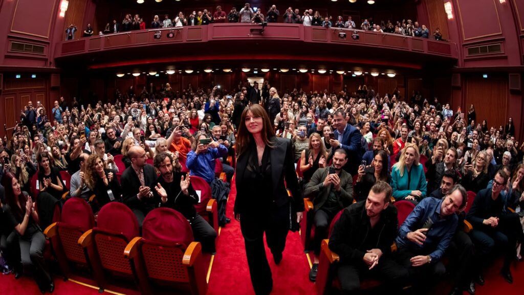 Μόνικα Μπελούτσι: Η Ελλάδα είναι βαθιά μέσα στην καρδιά μου