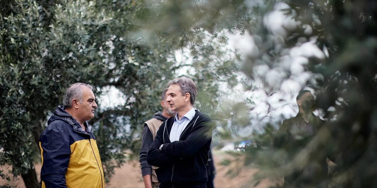 Σε ελαιώνα στην Αταλάντη ο πρωθυπουργός