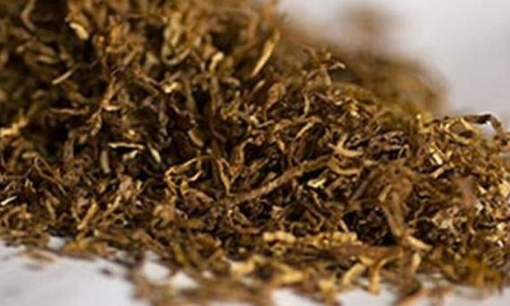 Τον συνέλαβαν με παράνομα τσιγάρα και καπνό