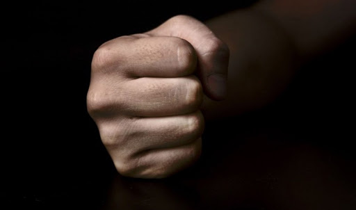 Άλλοι τον έδειραν κι άλλους κατήγγειλε για ξυλοδαρμό