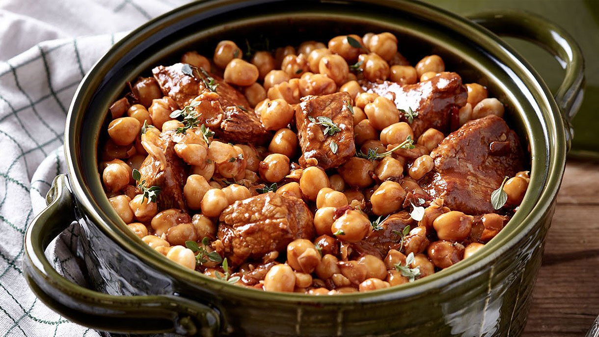 Η Νεκταρία Κοκκινάκη μαγειρεύει χοιρινό με ρεβύθια