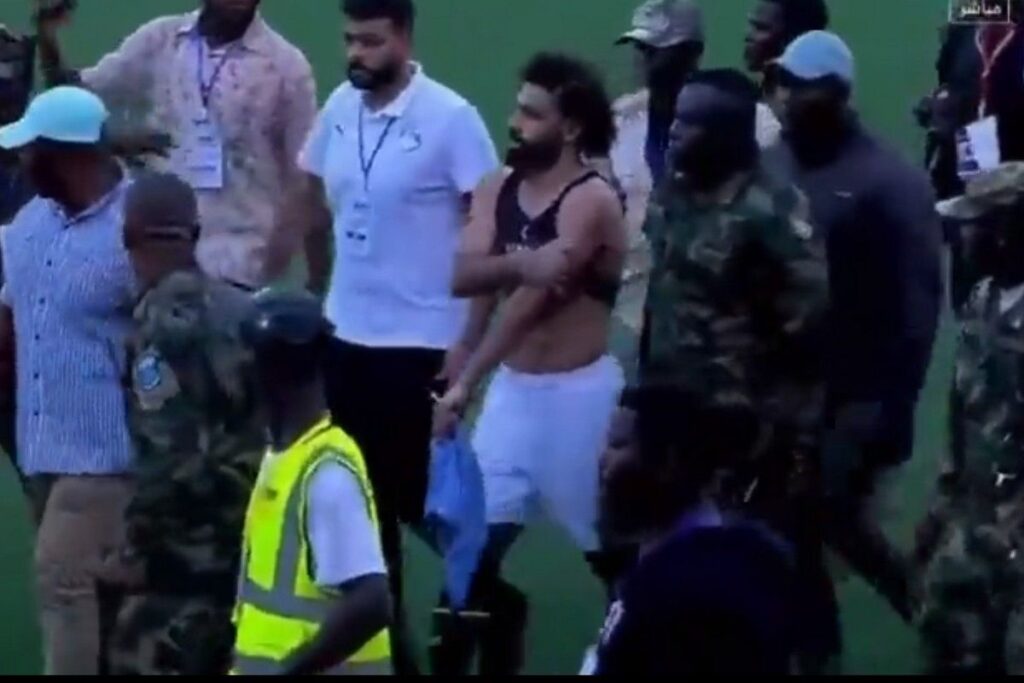 Σαλάχ: Εισβολή οπαδών στο Σιέρα Λεόνε – Αίγυπτος, έφυγε με στρατιωτική συνοδεία ο σούπερ σταρ της Λίβερπουλ