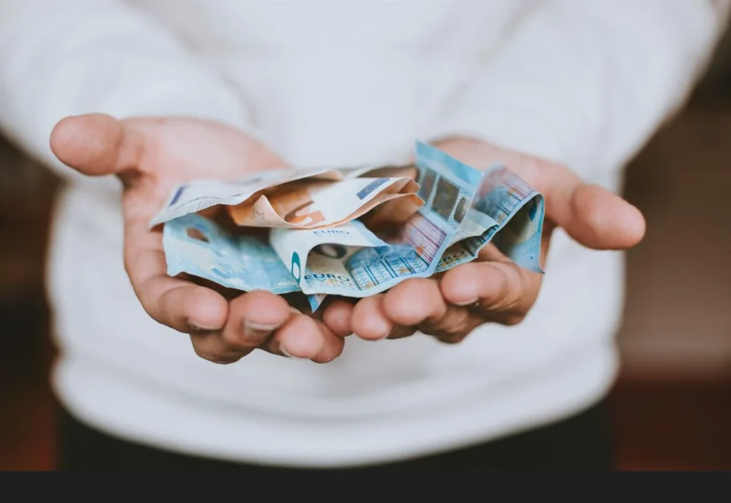 Πού κυμάνθηκαν οι μισθοί το 2023, σύμφωνα με τα στοιχεία του συστήματος «ΕΡΓΑΝΗ»