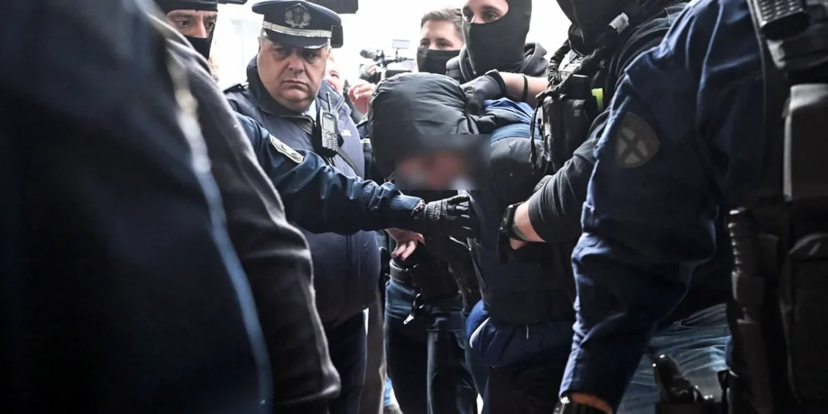 Τα… γυρίζει τώρα ο 18χρονος: “Δεν ήξερα να χρησιμοποιώ φωτοβολίδα”