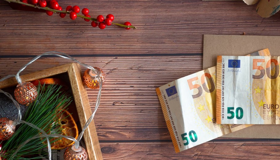 Δώρο Χριστουγέννων 2025: Ανατροπή με την ημερομηνία καταβολής – Πότε θα μπουν τα χρήματα