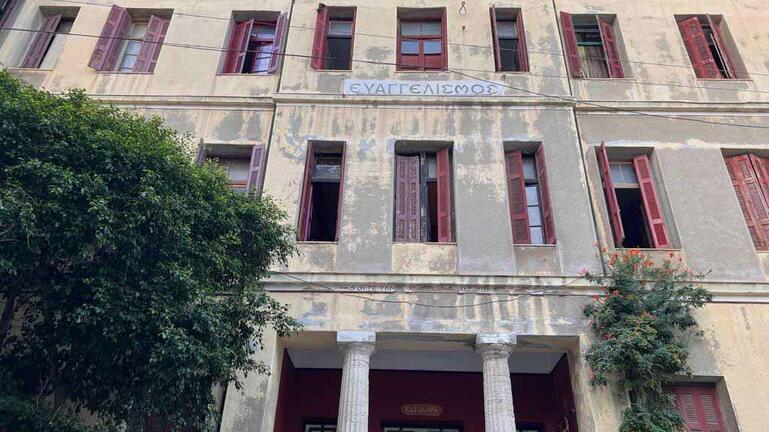 Έφοδος της αστυνομίας στον Ευαγγελισμό-Έξι συλλήψεις και τέσσερις προσαγωγές (Photos)