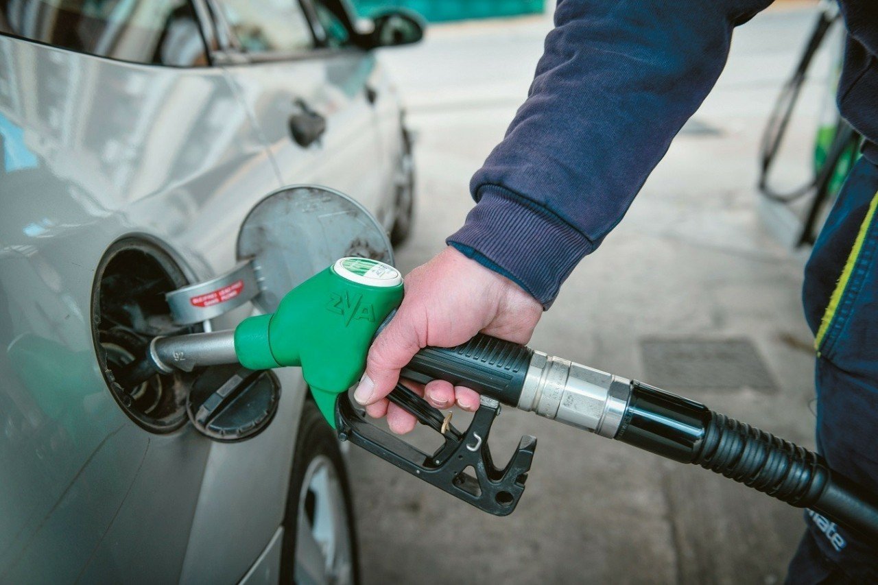 Πόσο πληρώνουν οι Έλληνες για … αέρα κοπανιστό στις αντλίες καυσίμων