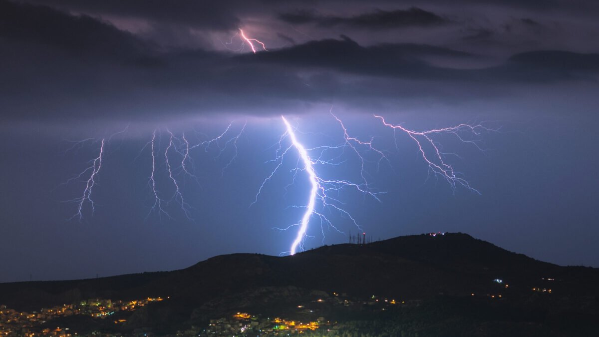 Βροχές και τοπικές καταιγίδες σε όλη τη χώρα
