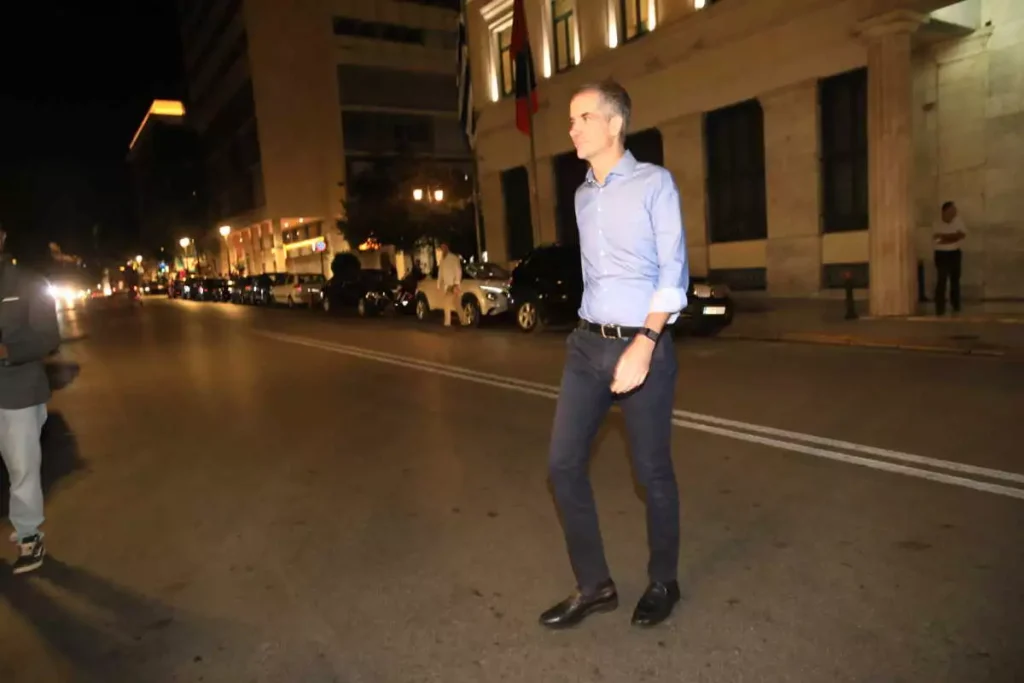 Στόλισε το Χριστουγεννιάτικο δέντρο η οικογένεια Μπακογιάννη