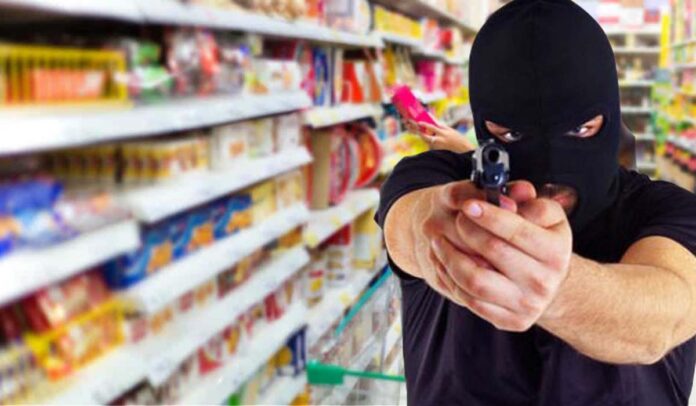 Μπήκε με όπλο τα μεσάνυχτα στο μίνι μάρκετ