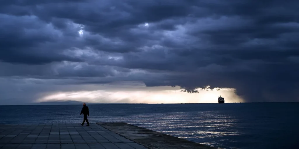 Επιδείνωση του καιρού με ισχυρές βροχές και καταιγίδες από το βράδυ της Δευτέρας