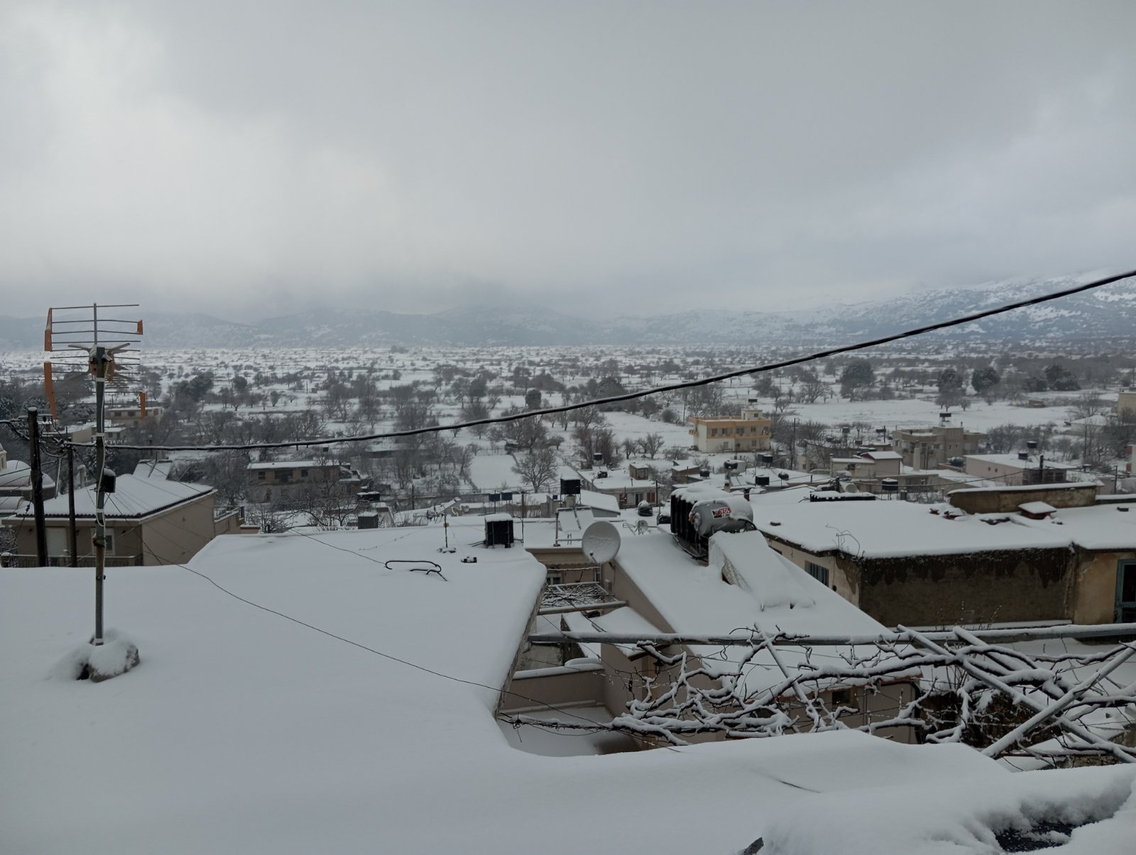 Συνεχίζονται οι χιονοπτώσεις στην Κρήτη  χωρίς ιδιαίτερα προβλήματα (φωτορεπορτάζ)