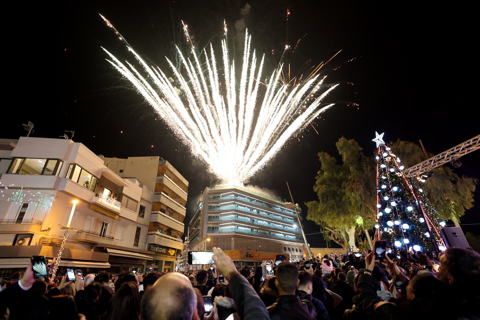 Πλήθος κόσμου για τον εορτασμό της Πρωτοχρονιάς στην πλατεία Ελευθερίας