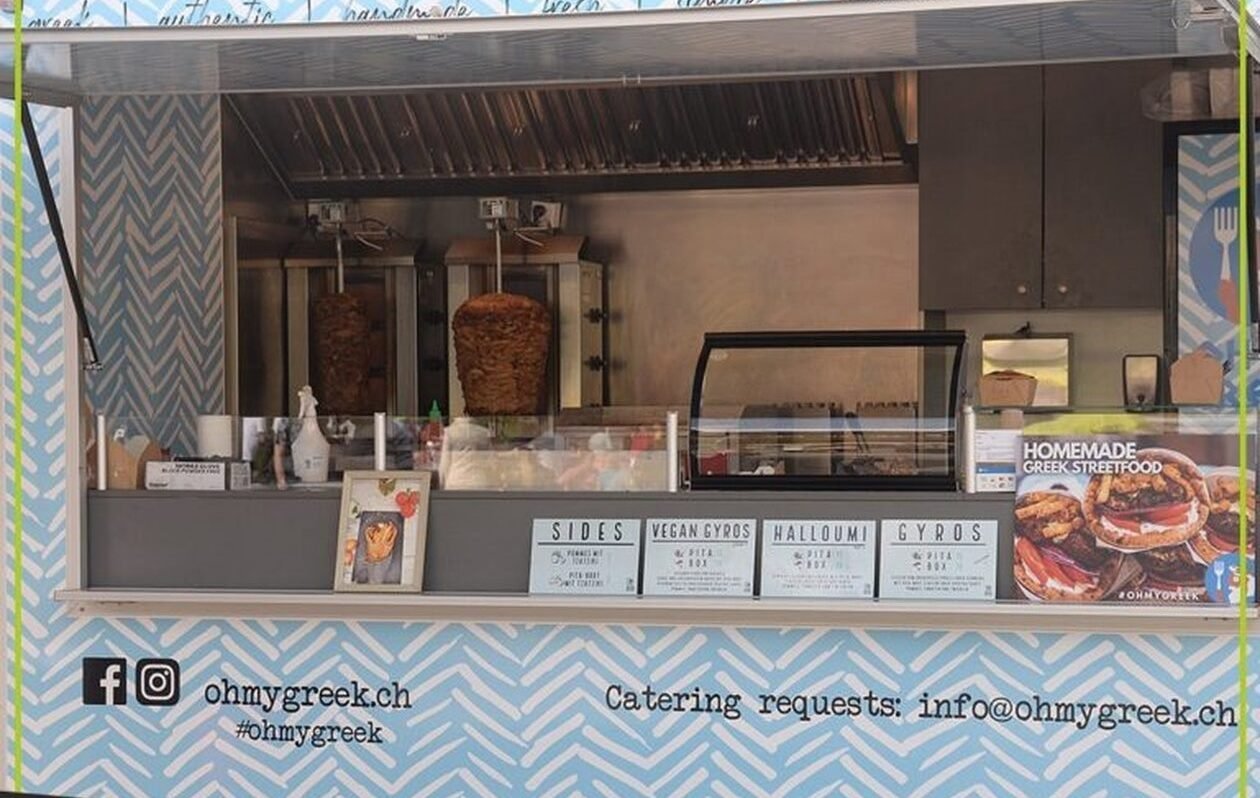 Νταβός: Έλληνας έστησε καντίνα έξω από το Παγκόσμιο Φόρουμ και πουλούσε σουβλάκια και τζατζίκι