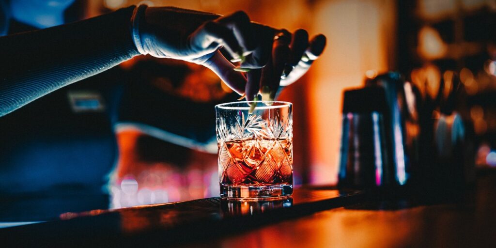 Πανελλήνιες και φοιτητική ζωή: Ο ρόλος του αλκοόλ στην υγεία των νέων